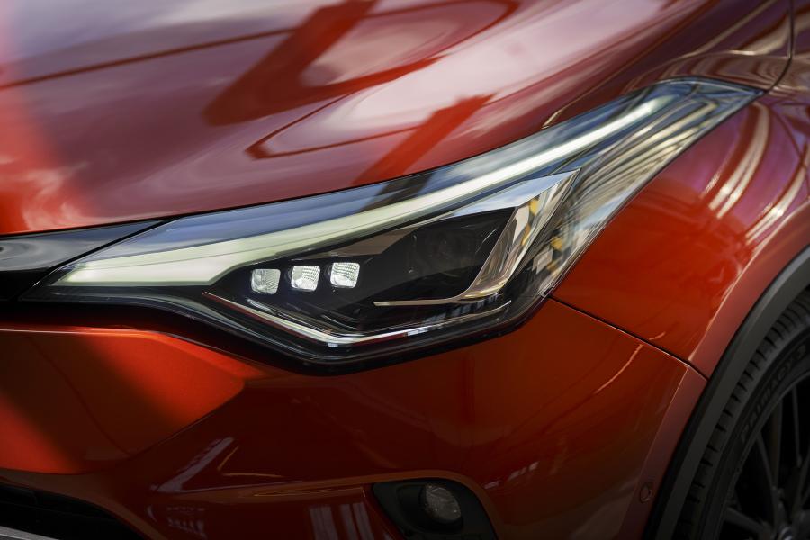 Детали экстерьера Toyota C-HR Hybrid 2019 года  (WW) (фото 16 из 174)